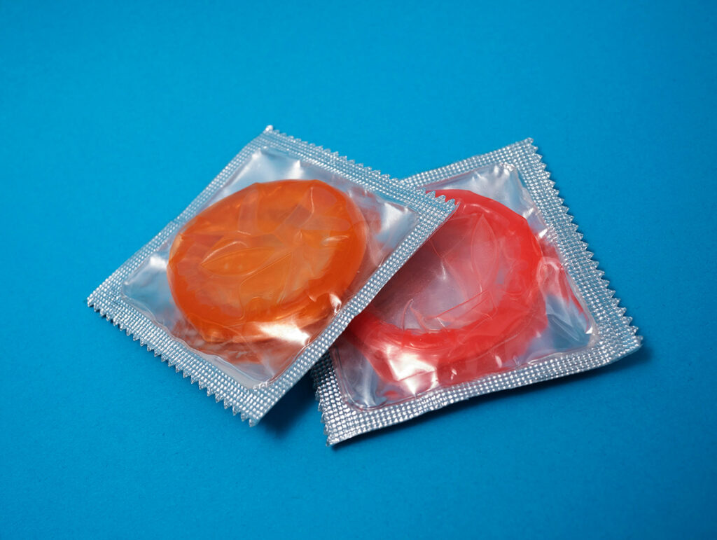 Encore largement méconnu du grand public, le stealthing désigne le retrait volontaire du préservatif à l’insu du ou de la partenaire lors d’un rapport sexuel. Cette pratique, en nette progression chez les jeunes adultes, constitue juridiquement un viol. Derrière ce terme se cache une réalité préoccupante mêlant désinformation, rapports de domination et recul du consentement.