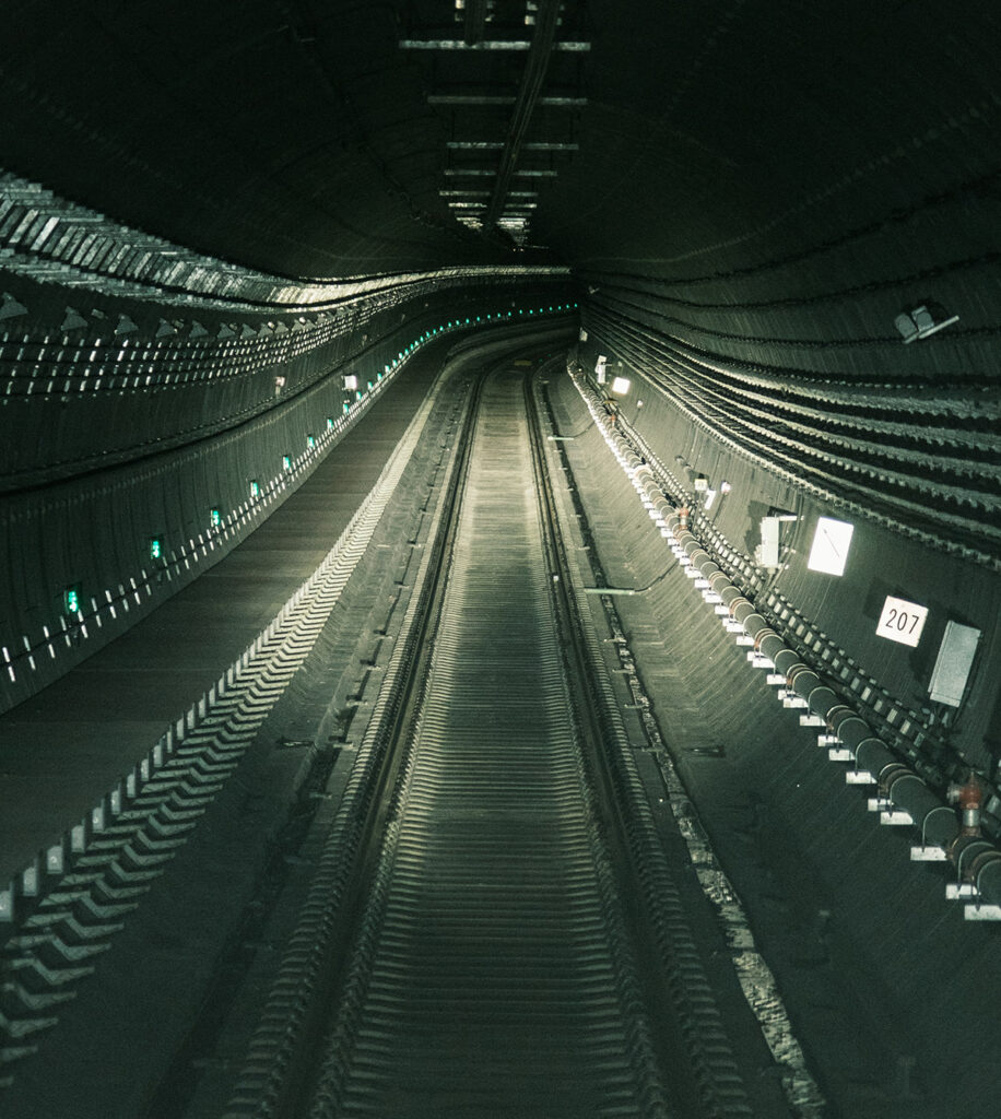 Des dizaines de milliers de voyageurs bloqués, des gares saturées et un axe stratégique à l’arrêt. Une panne électrique dans le tunnel sous la Manche a entraîné la suspension brutale des trains Eurostar entre Londres et le continent. Un incident technique majeur qui interroge la robustesse d’une infrastructure clé du transport européen.