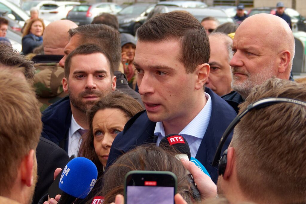 Le procès en appel de Marine Le Pen dans l’affaire des assistants parlementaires européens du Rassemblement national (RN) s’ouvre à Paris dans un climat politique lourd d’enjeux. Au-delà du dossier judiciaire, l’issue de la procédure pourrait peser directement sur l’élection présidentielle de 2027, entre confirmation d’inéligibilité, recomposition interne du RN et hypothèse d’une dissolution politique anticipée.