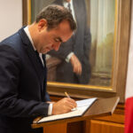 Après l’échec de deux motions de censure, le gouvernement a de nouveau engagé sa responsabilité sur le budget 2026. En recourant au 49.3 sur la partie dépenses, Sébastien Lecornu assume un passage en force revendiqué au nom de la stabilité budgétaire. Une séquence révélatrice d’un Parlement fragmenté et d’un compromis devenu explosif.