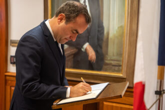 Après l’échec de deux motions de censure, le gouvernement a de nouveau engagé sa responsabilité sur le budget 2026. En recourant au 49.3 sur la partie dépenses, Sébastien Lecornu assume un passage en force revendiqué au nom de la stabilité budgétaire. Une séquence révélatrice d’un Parlement fragmenté et d’un compromis devenu explosif.