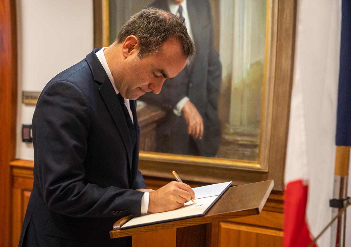 Après l’échec de deux motions de censure, le gouvernement a de nouveau engagé sa responsabilité sur le budget 2026. En recourant au 49.3 sur la partie dépenses, Sébastien Lecornu assume un passage en force revendiqué au nom de la stabilité budgétaire. Une séquence révélatrice d’un Parlement fragmenté et d’un compromis devenu explosif.