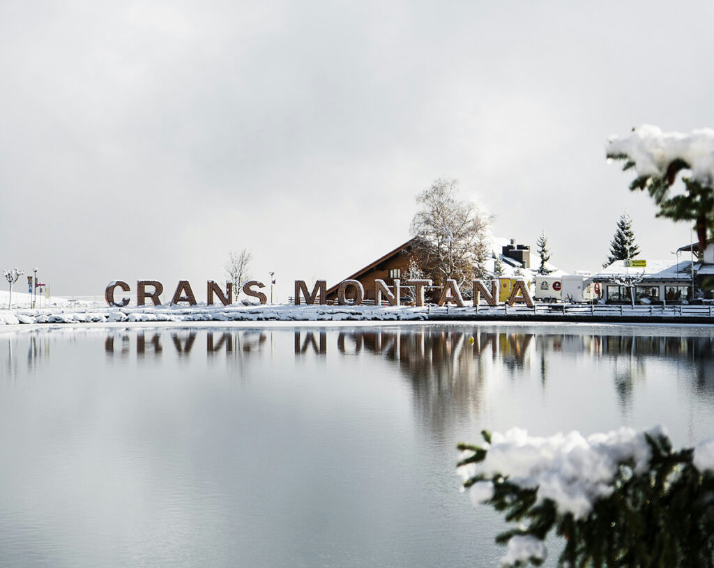 Un incendie d’une violence exceptionnelle a ravagé un bar de la station suisse de Crans-Montana dans la nuit du Nouvel An. Le bilan humain est lourd, avec plusieurs dizaines de morts et plus d’une centaine de blessés. Des ressortissants français figurent parmi les victimes, tandis que l’enquête s’annonce longue et complexe.