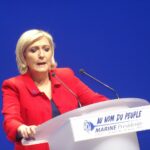 Le procès en appel de Marine Le Pen dans l’affaire des assistants parlementaires européens du Rassemblement national (RN) s’ouvre à Paris dans un climat politique lourd d’enjeux. Au-delà du dossier judiciaire, l’issue de la procédure pourrait peser directement sur l’élection présidentielle de 2027, entre confirmation d’inéligibilité, recomposition interne du RN et hypothèse d’une dissolution politique anticipée.