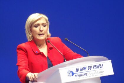 Le procès en appel de Marine Le Pen dans l’affaire des assistants parlementaires européens du Rassemblement national (RN) s’ouvre à Paris dans un climat politique lourd d’enjeux. Au-delà du dossier judiciaire, l’issue de la procédure pourrait peser directement sur l’élection présidentielle de 2027, entre confirmation d’inéligibilité, recomposition interne du RN et hypothèse d’une dissolution politique anticipée.