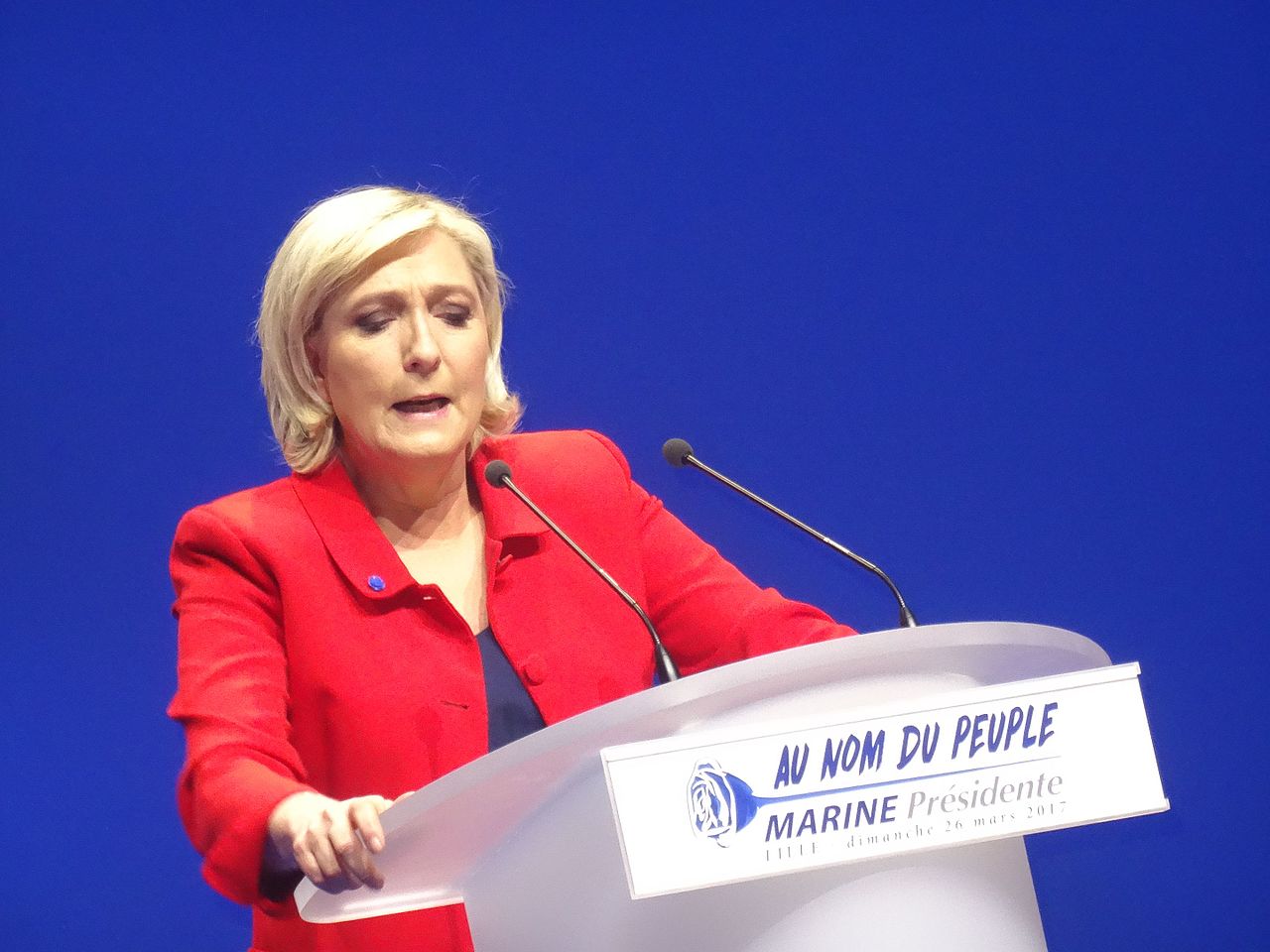 Le procès en appel de Marine Le Pen dans l’affaire des assistants parlementaires européens du Rassemblement national (RN) s’ouvre à Paris dans un climat politique lourd d’enjeux. Au-delà du dossier judiciaire, l’issue de la procédure pourrait peser directement sur l’élection présidentielle de 2027, entre confirmation d’inéligibilité, recomposition interne du RN et hypothèse d’une dissolution politique anticipée.