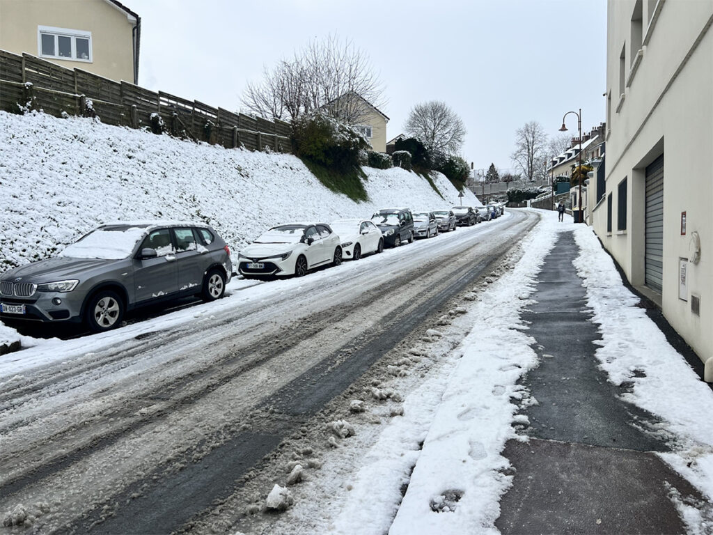 Une vague de froid intense s’abat sur le nord de la France, accompagnée de chutes de neige inhabituelles à basse altitude. Plusieurs régions sont concernées par des accumulations significatives, avec jusqu’à 20 centimètres relevés localement dans certains départements normands. Un épisode hivernal qui interroge sur son ampleur et sa durée.