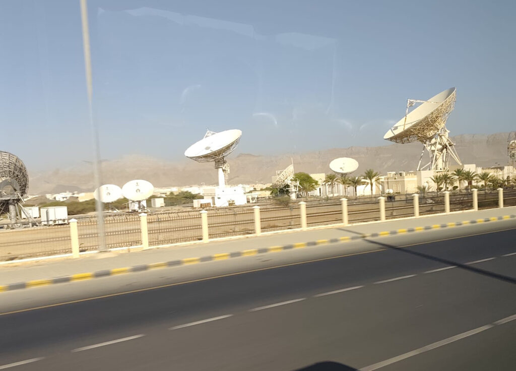 À Mascate, capitale discrète d’Oman, des discussions cruciales de négociation entre les États-Unis et l’Iran se tiennent loin des regards, dans un contexte de tensions extrêmes.