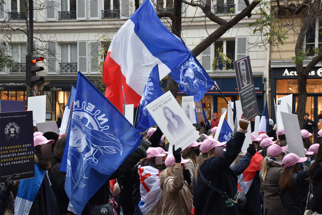 La mort de Quentin à Lyon, jeune militant de 23 ans violemment agressé en marge d’un rassemblement, dépasse le fait divers pour s’imposer comme un choc politique national. Requalifiée en homicide volontaire, l’affaire cristallise tensions idéologiques, bataille de récits et inquiétudes sur la montée des violences politiques en France.