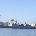Navire-de-guerre-de-la-ROyal-Marine-Omanis-dans-le-port-de-Mascate