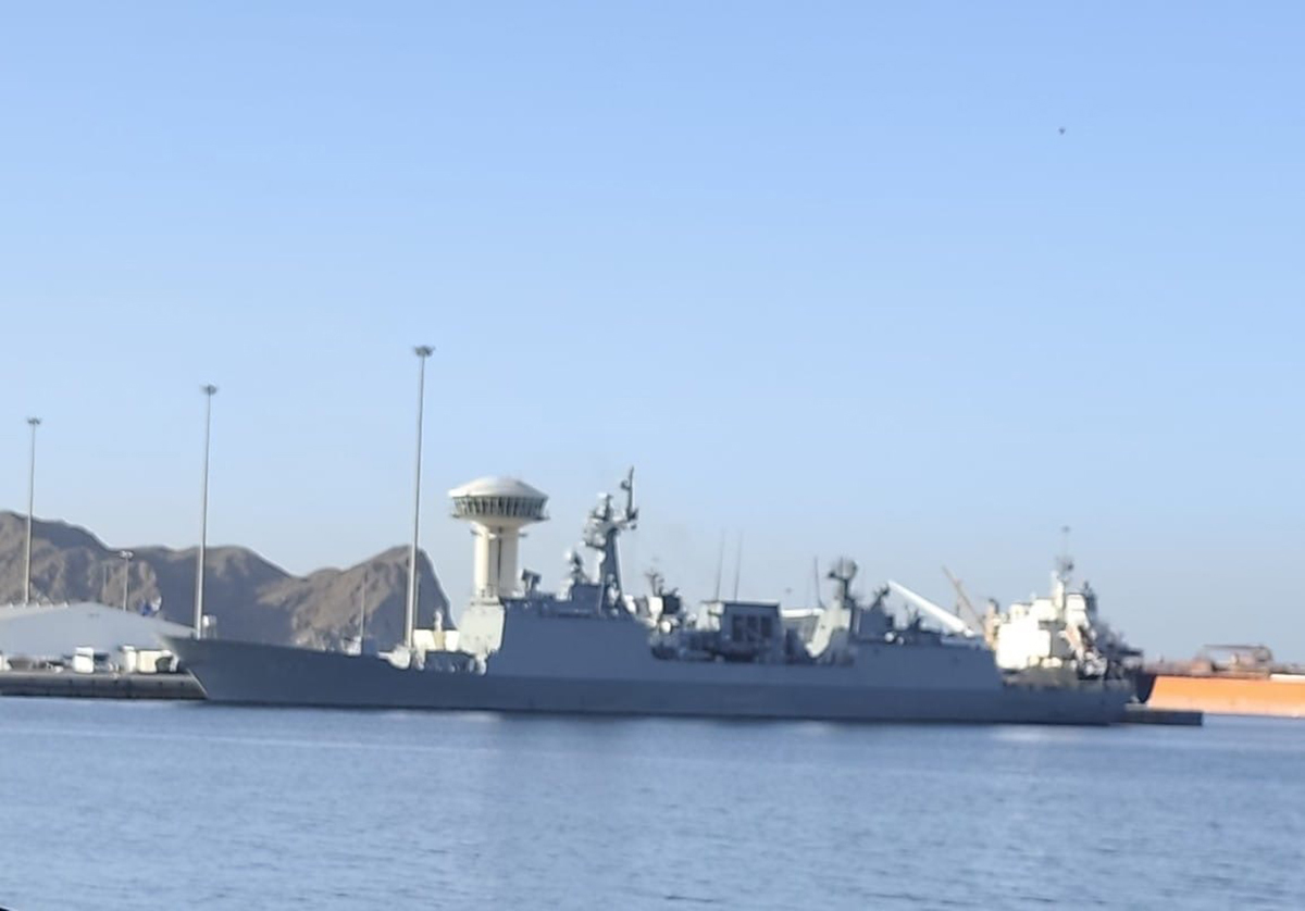 Navire-de-guerre-de-la-ROyal-Marine-Omanis-dans-le-port-de-Mascate