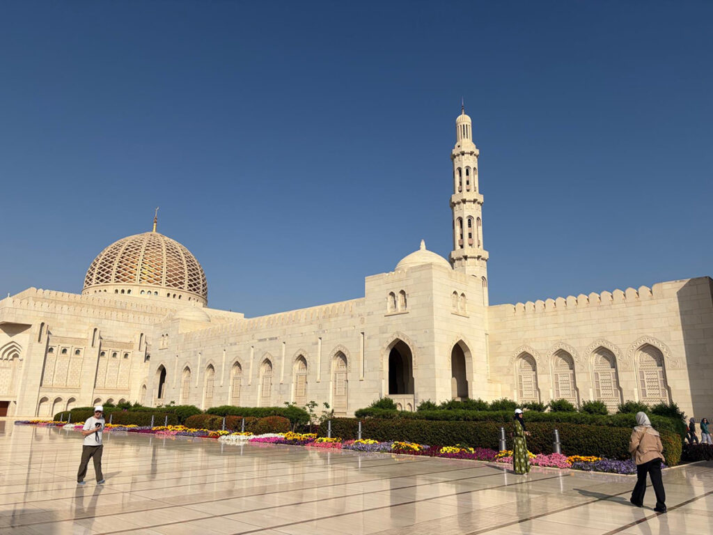 Entre diplomatie secrète, démonstration de force militaire et quotidien presque inchangé, la région vit suspendue à l’hypothèse d’un conflit majeur.