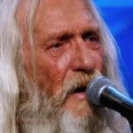 Une audition bouleversante, un public en larmes, une voix qui semble authentique… puis le doute. Derrière certaines vidéos virales, comme celle du supposé chanteur Michael Bennett, se cachent en réalité des créations générées par intelligence artificielle. Un phénomène révélateur d’un basculement profond dans notre rapport à l’émotion, à l’image et à la vérité.