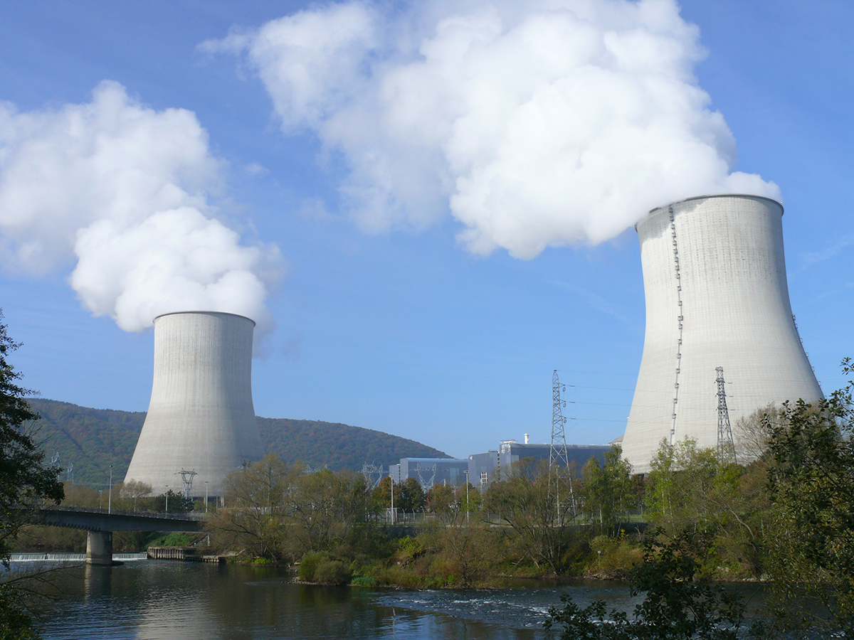 Centrale nucléaire de Chooz (Ardennes) — Photo : Lamiot, CC BY-SA 3.0, via Wikimedia Commons