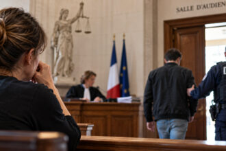 Tension au tribunal, vers la sortie
