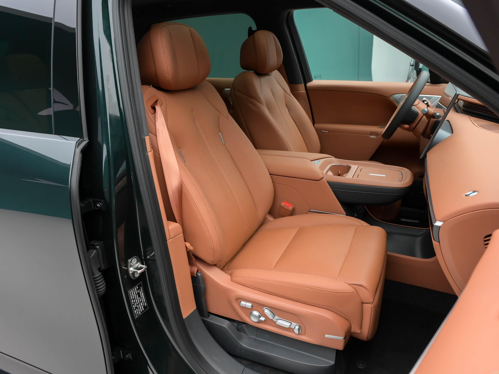 Intérieur luxueux de la XPENG G9L avec ses sièges zéro gravity